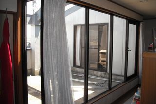 1枚板の窓ガラスから2枚の遮熱機能のある複層ガラスに代えることで、結露防止や断熱効果、防音効果があります。