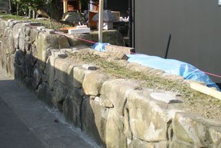 丈夫な石垣にアンカーを打ち込んで塀の基礎部分の完成です。塀のデザインを重視してコンクリートの基礎は薄くしてあります。