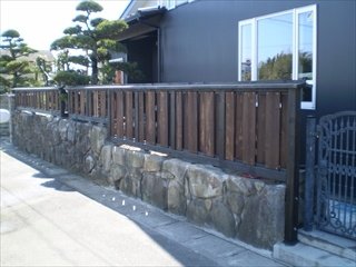 塀に貼る杉板を互い違いに組み合わせることで、通気性を保ちながら、外からの目隠しになります。