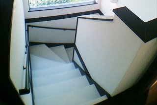 階段／白と黒のモダンな階段です。
