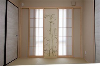 和室／「あっ」と驚く仕掛けをした障子です。写真は半開きの状態で、この状態だと中央に竹の壁紙が見えます。全開にすると外の景色が見えるようになります。