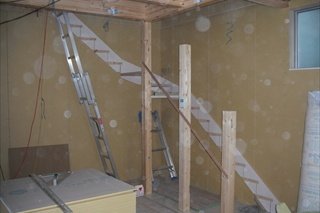 階段工事／壁面に側板を施工した状態です。