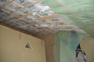 勾配天井に気密シートを施工しています。断熱材の内側に気密シートを貼ることで、一層気密性が向上します。