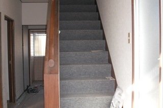 【施工前】階段には絨毯が貼ってありました。
