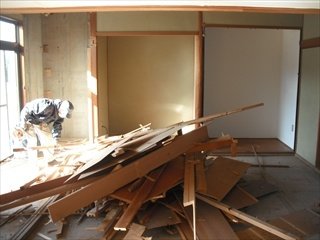 【施工中】和室を解体しています。悪くなった床材は取り換えます。