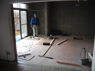 【施工中】床に断熱材を入れて床下地ができあがりました。これからフローリングを貼り、壁にも断熱材を貼り壁を起こしていきます。