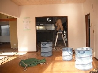 【施工中】右奥がキッチン、左奥が洋間、左手前が和室でしたが、ほとんど使われず一部は物置になっていました。