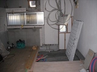 【施工中】この部屋の右側がお風呂、左がウォークインクローゼットに変わります。ちょっとした仕掛けあり。次の写真をお楽しみに。