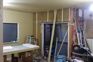 【施工中】完全にキッチンとその後ろにあった壁が取り除かれた状態になりました。