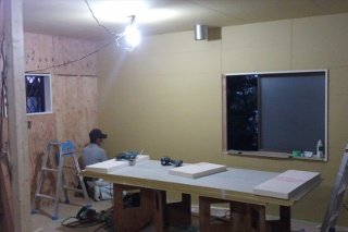 【施工中】キッチンの壁と窓が干渉しますが、取り換えずに、予算を節約するために、窓はそのままにして造作します。