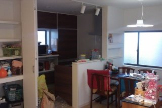 【完成】キッチン・ダイニングが完成しました。右側の壁にはくりぬき棚を造作しました。