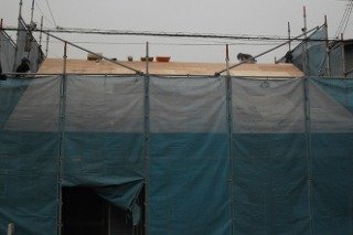 【施工中】厚み12mmのベニヤ板を屋根全面に貼り、下地が完成しました。この後、この上に屋根用の防水シートを貼ります。。"