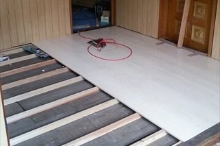 【施工中】コストを抑えるために、既設の床を基に高さを調整し、床板を張ります。