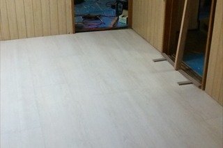 【完成】白い床板を貼ったことで、部屋も明るく、広く感じるようになりました。