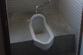 【施工前】長年の使われた和式トイレ。洋風のトイレと比べて使いにくいのでリフォームすることになりました。部屋は寒く、タイルも痛んでいました。