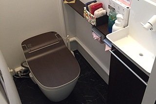 【完成】おしゃれなトイレにリフォームできました。蓋の色をダークブラウンにすることで室内とより一体感を持たせました。