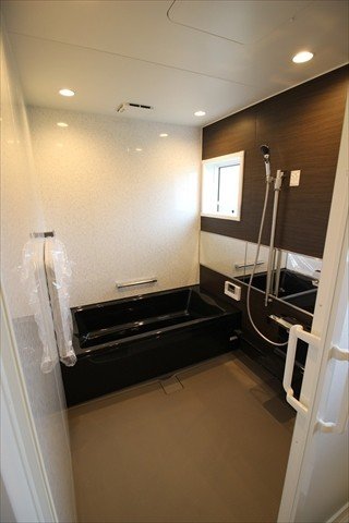 バスルーム／白と黒のモダンなデザイン。1.25坪の広めのお風呂です。