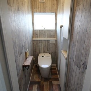 ２階トイレ／ビンテージ風トイレ。ニッチ付き埋め込み収納をつけてあります。